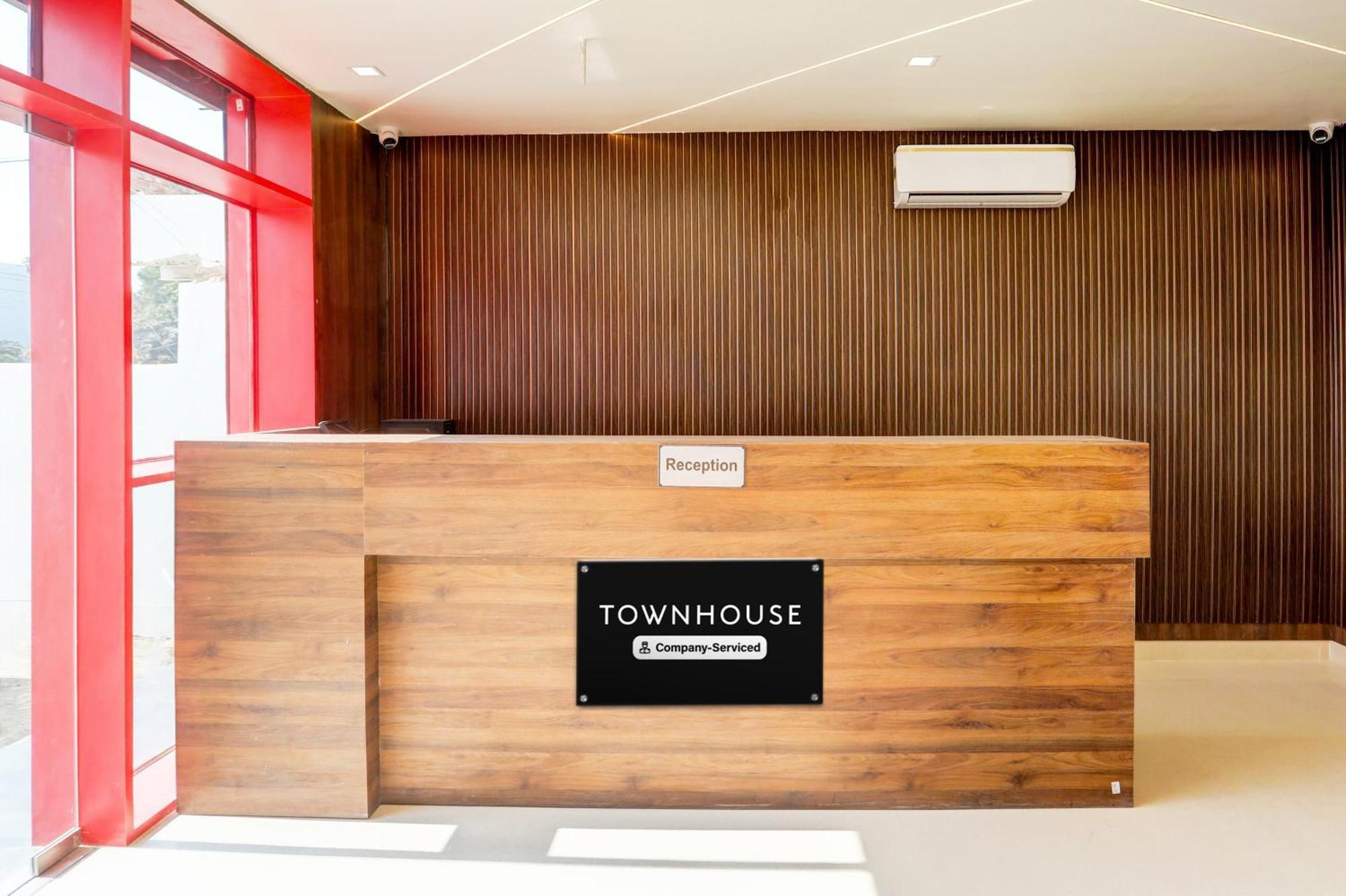 Super Townhouse Balua Road Pahadiya Hotel